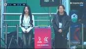身材比真好！韩国演员朴圣光和妻子来现场看林加德比赛😍