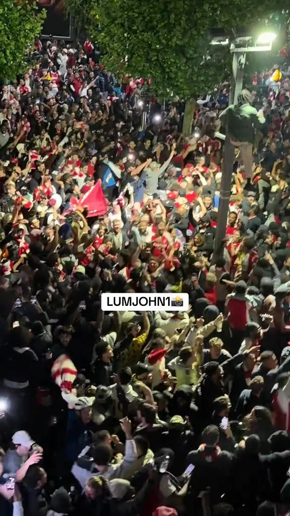 难忘今宵❤！凌晨四点的酋长球场外，枪迷们仍在彻夜狂欢